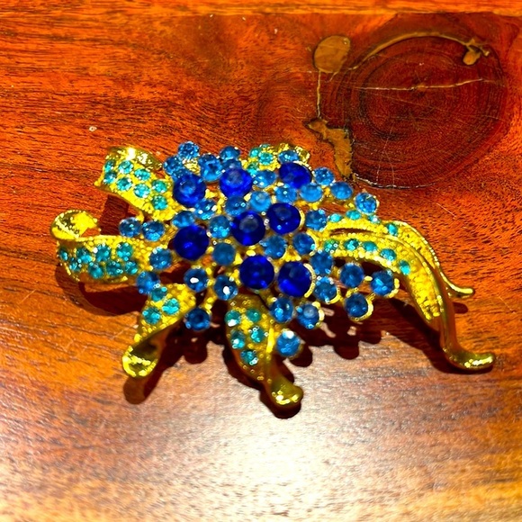 Beautiful brooch - Picture 1 of 3